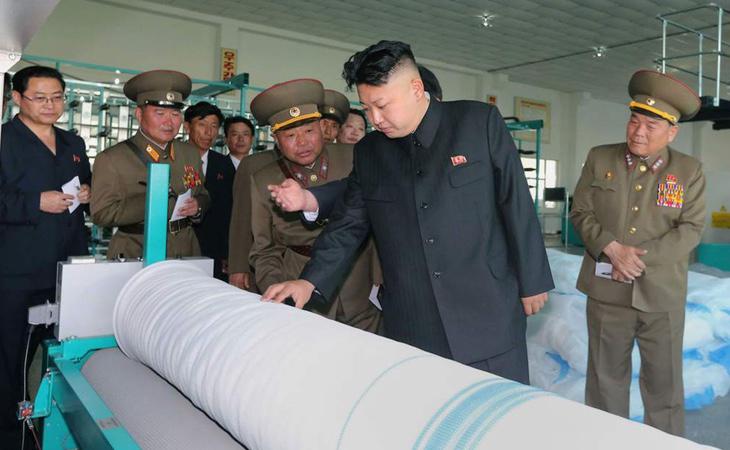 El presidente Kim Jong-un, visitando uno de los misiles que ha desarrollado el régimen