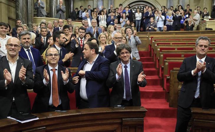 La hoja de ruta establecida en estos documentos es la misma que ha llevado a cabo la Generalitat desde las últimas elecciones autonómicas