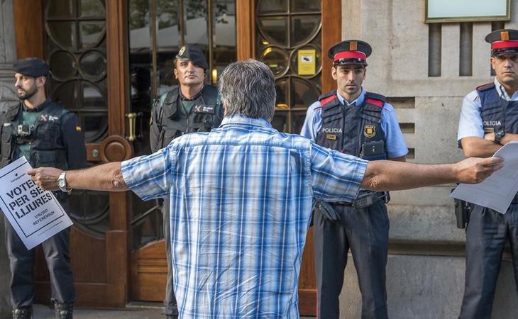 Miembros de la Guardia Civil durante los registros a las sedes de la Generalitat