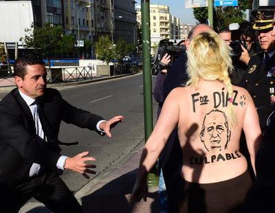 Un año de cárcel para la activista de Femen que arrojó la Constitución a Fernandez Díaz