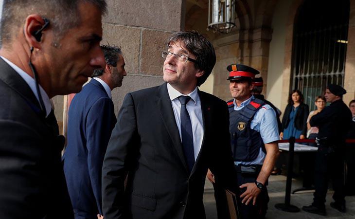 Los diputados se van situando en el Hemiciclo. Puigdemont comparecerá en cuestión de minutos.