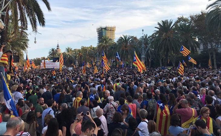 Concentración ante el arco del triunfo de Barcelona convocada por ANC y Òmnium Cultural en apoyo de la DUI