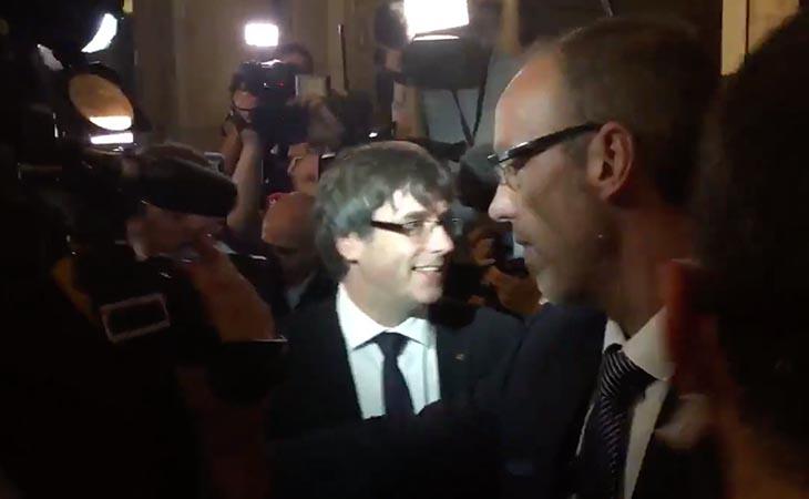 Puigdemont abandona sonriente la reunión con la CUP