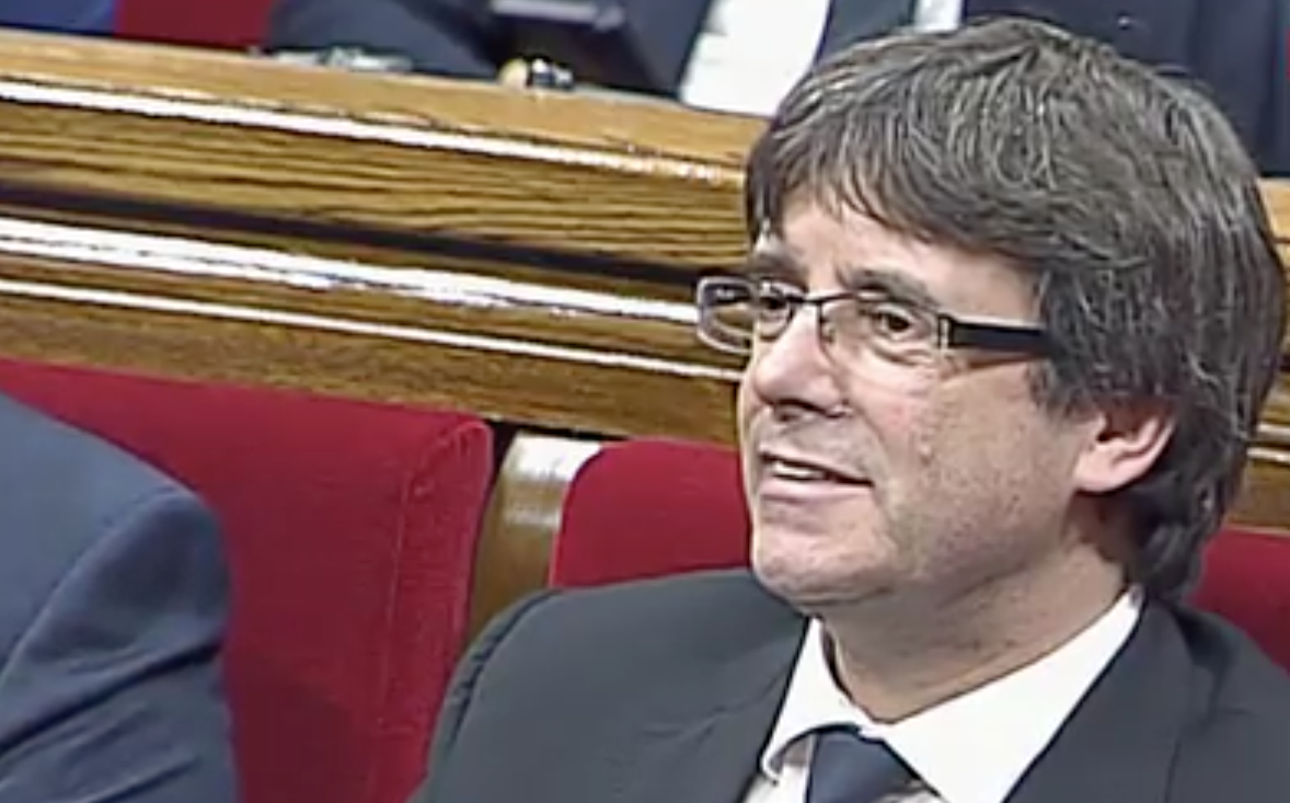 Comienza la sesión. Puigdemont, en la sesión plenaria a espera de realizar su declaración.