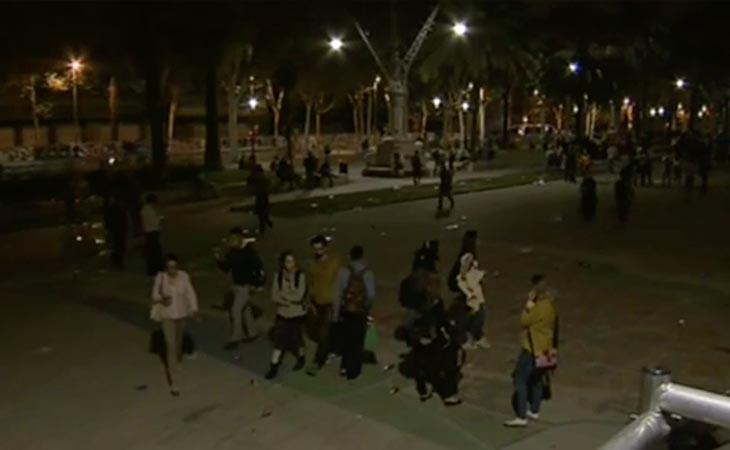 La manifestación congregada en el exterior del Parlament se disuelve. Gran decepción