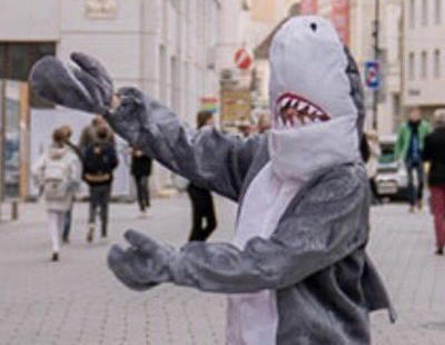 Un hombre disfrazado de tiburón es multado en Austria por la ley anti burka