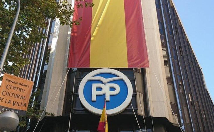 Bandera en la sede del PP