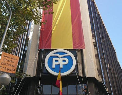 El PP cubre su sede en Génova con una enorme bandera de España y le llueven las críticas