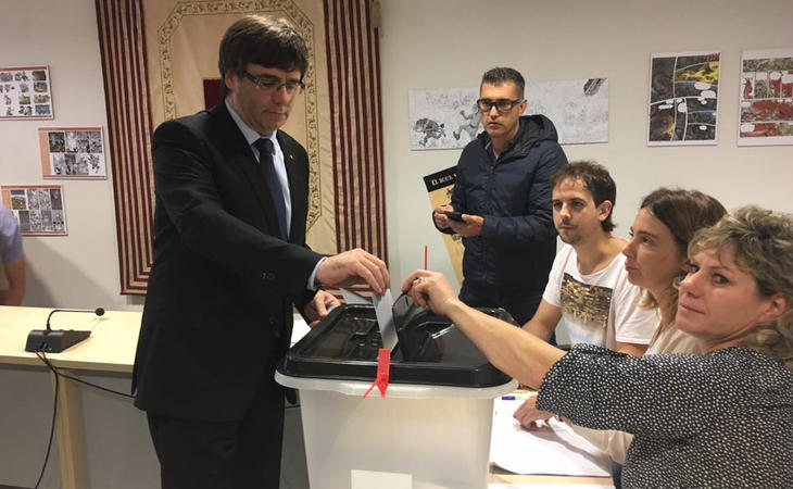 Carles Puigdemont votando en el 1-O