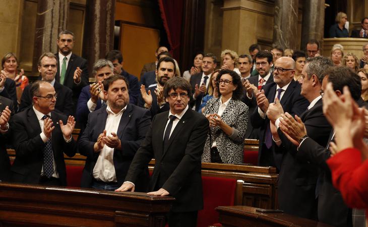 Carles Puigdemont siendo aplaudido por los diputados de Junts Pel Sí