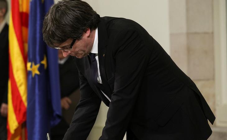 Carles Puigdemont firmando la declaración de independencia simbólica