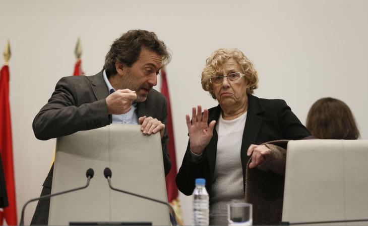 Manuela Carmena junto al concejal Mauricio Valiente