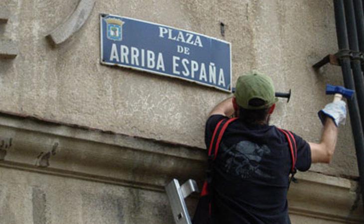 Placa de una plaza con referencias franquistas