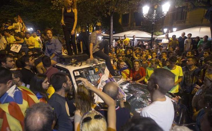 Miles de manifestantes intentaron paralizar los registros y detenciones por parte de la Guardia Civil en cumplimiento de las órdenes judiciales