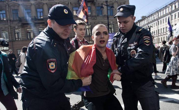 Manifestante a favor de los derechos LGTBI detenido por agentes