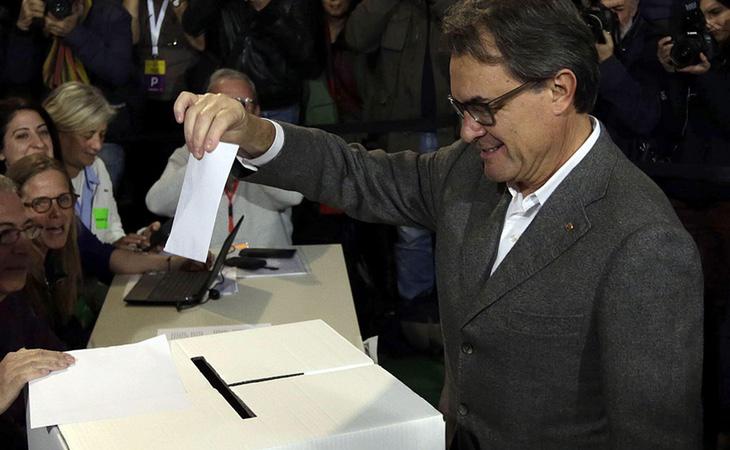 Artur Mas depositando la papeleta en una urna durante el 9-N