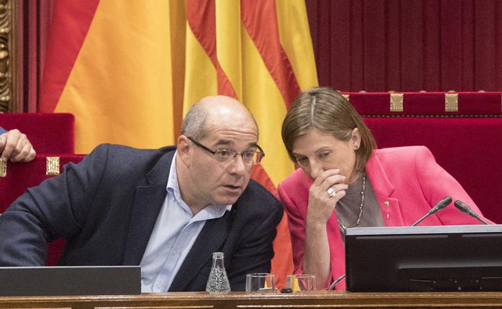 Lluís Guinó, vicepresidente primero de la Mesa del Parlament junto a la presidenta de la cámara, Carme Forcadell