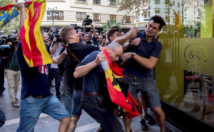 Radicales ultra agrediendo a manifestantes pacíficos