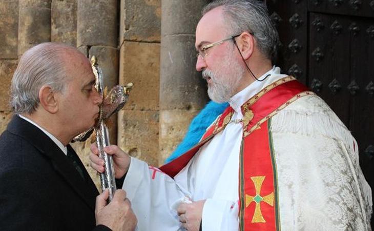 El ex ministro del Interior Jorge Fernández Díaz entrego dos medallas a dos vírgenes