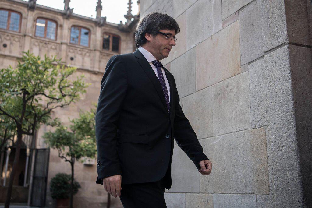 Puigdemont sigue la reunión que aprobará su destitución desde el Palau de la Generalitat. La CUP pide declarar la República