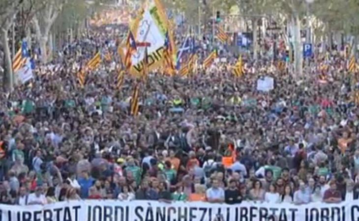 Multitudinaria manifestación en Barcelona para pedir la libertad de los Jordis el día en el que se activa el 155