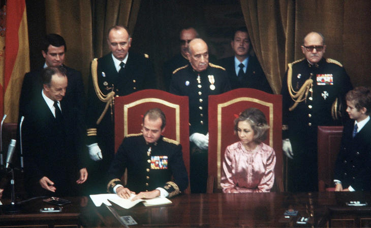 Los reyes, don Juan Carlos y doña Sofía, firmando la Constitución de 1978