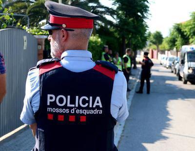 Una mujer muerde a un Mosso al grito de "viva España"