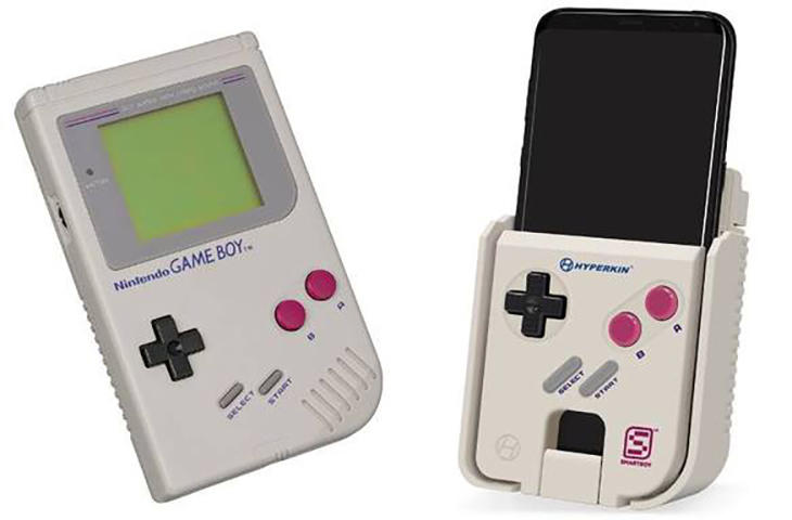 Una antigua Gameboy junto a Smart Boy