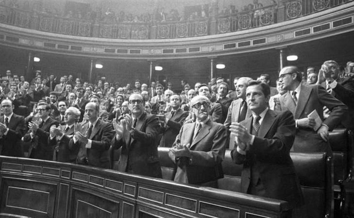 Diputados de UCD junto a Adolfo Suárez aplaudiendo tras la aprobación de la Ley de Amnistía