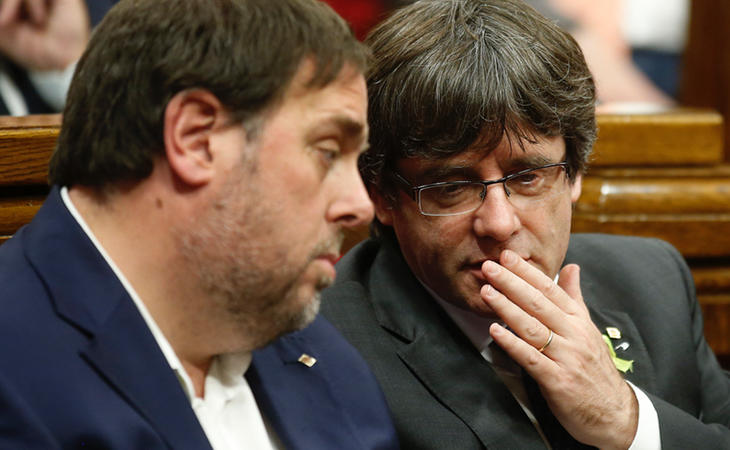 Carles Puigdemont y Oriol Junqueras durante la sesión del Parlament