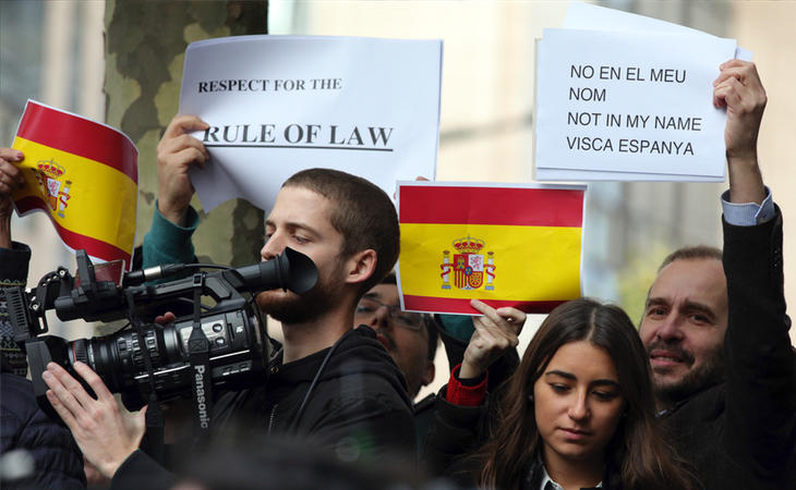 Puigdemont es recibido por manifestantes a favor de la unión de España