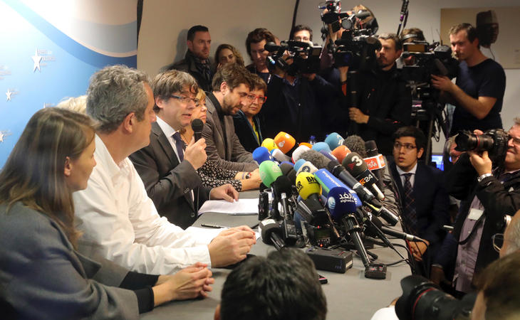 Carles Puigdemont rodeados de sus consellers en la rueda de prensa en el Press Club de Bruselas