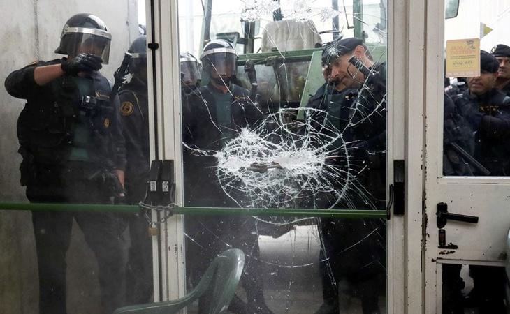 La Policía Nacional destroza la puerta de un colegio electoral durante el 1-O para evitar que la gente vote