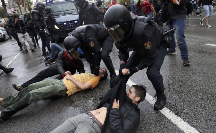 Manifestantes se hacen 'los muertos' para retrasar el desalojo