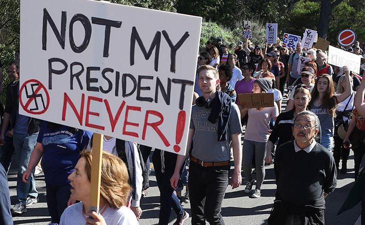 La elección de Donald Trump como presidente de EEUU supuso un shock para la población con un mínimo de sentido común y, por otro lado, dio alas a los grupos de la extrema derecha fascista