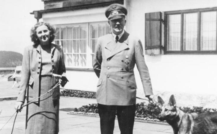 Adolf Hitler junto a su esposa, Eva Braun