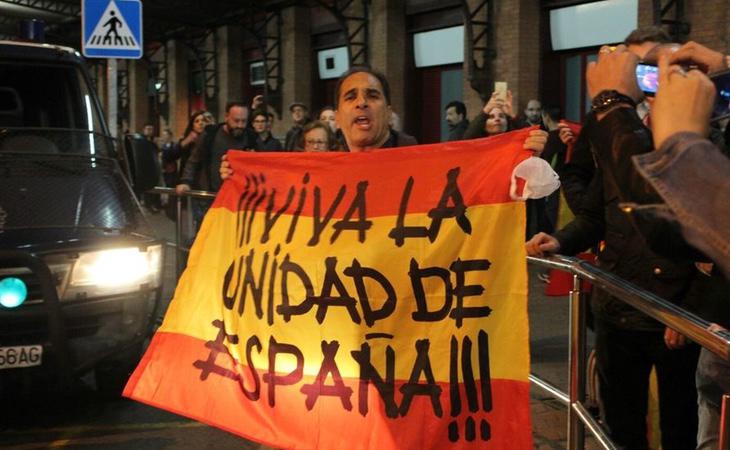 Los manifestantes fascistas insultaron a los miembros de la Mesa del Parlament