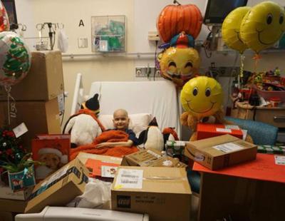 Internet se vuelca con un niño con cáncer terminal y le adelanta la Navidad inundándole de regalos