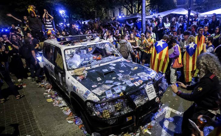 Vehículos de la Guardia Civil destrozados por los manifestantes el pasado 20 de septiembre en Cataluña