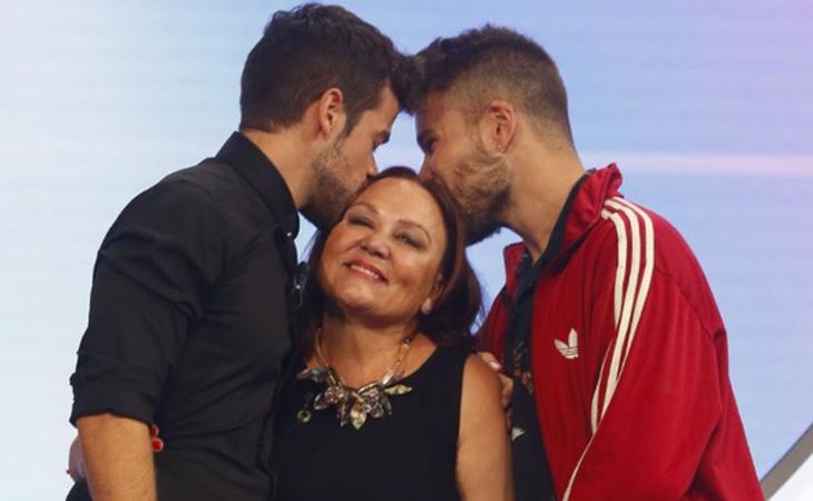 La madre de Ricky rodeada por su hijo y su amigo Lluis