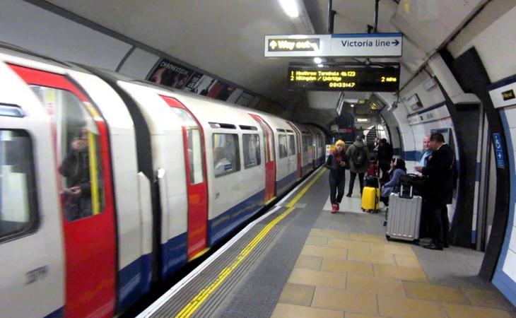 Los viajeros de la línea Victoria del metro de Londres se quedaron atónitos ante el baile de un individuo desnudo