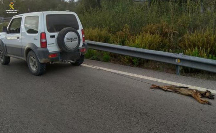 Imagen tomada por la Guardia Civil del coche arrastrando al cachorro