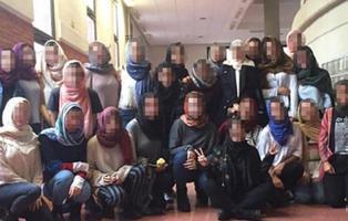 Prohiben a una alumna examinarse con hiyab y toda su clase se pone el velo para protestar