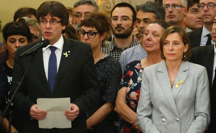 Carme Forcadell junto a Carles Puigdemont tras la declaración unilateral de independencia