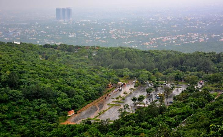 La ciudad goza de un microclima con abundante vegetación