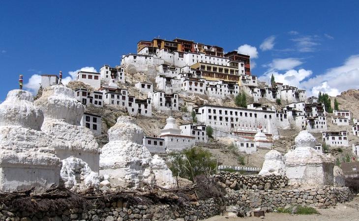 Alejada de la nieve y la vegetación, Leh cuenta con un paisaje desértico que evidencia los fuertes contrastes de la provincia