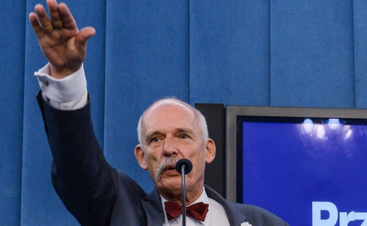 El eurodiputado Janusz Korwin-Mikke realizando el saludo nazi