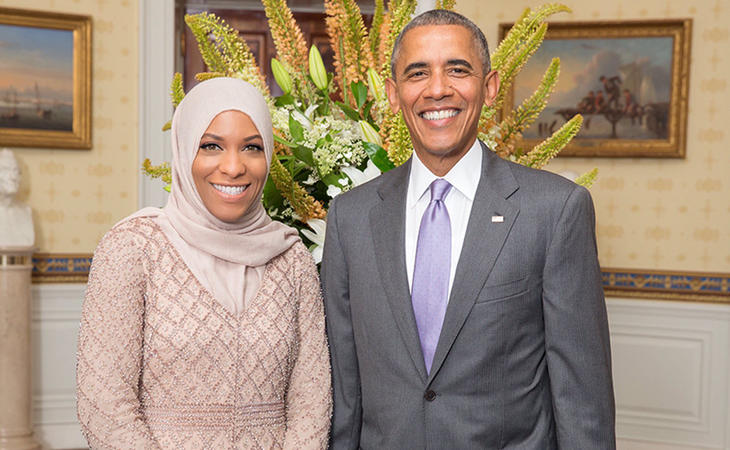 Ibtihaj Muhammad junto al expresidente estadounidense Barack Obama