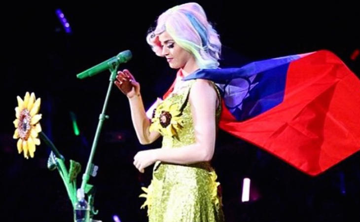 Katy Perry ofendió a China por lucir girasoles y la bandera de Taiwán en uno de sus conciertos