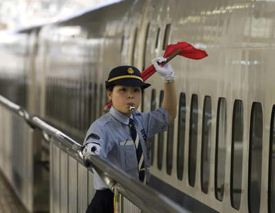 Una empresa ferroviaria de Japón pide perdón porque un tren salió 20 segundos antes